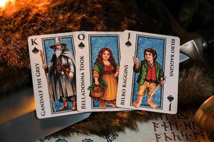 Les figures de pique : Gandalf le Gris en Roi, Belladonna Touque en Dame et Bilbon Sacquet en Valet