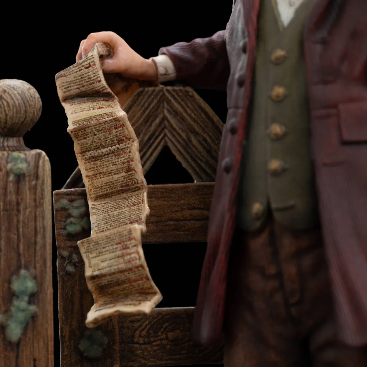 Gros plan sur le long contrat des Nains que tient Bilbo