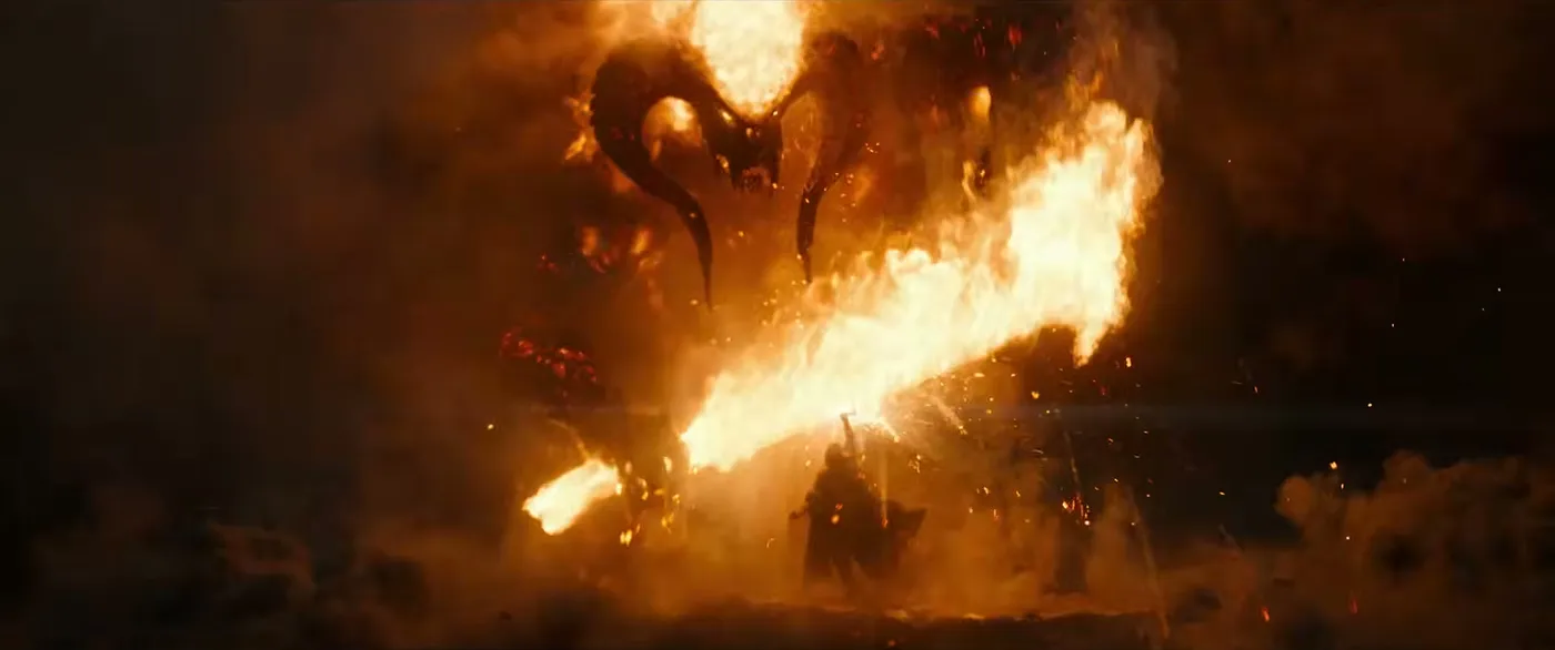 Le Balrog de la Moria, entouré de flammes, sur un champ de bataille