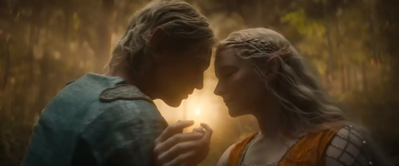 Galadriel et Celeborn front contre front, dans une lumière dorée