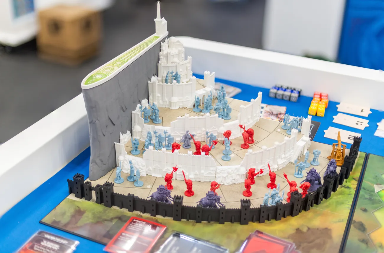 Le Minas Tirith en plastique du prototype, avec ses remparts étagés couverts de figurines bleues et rouges