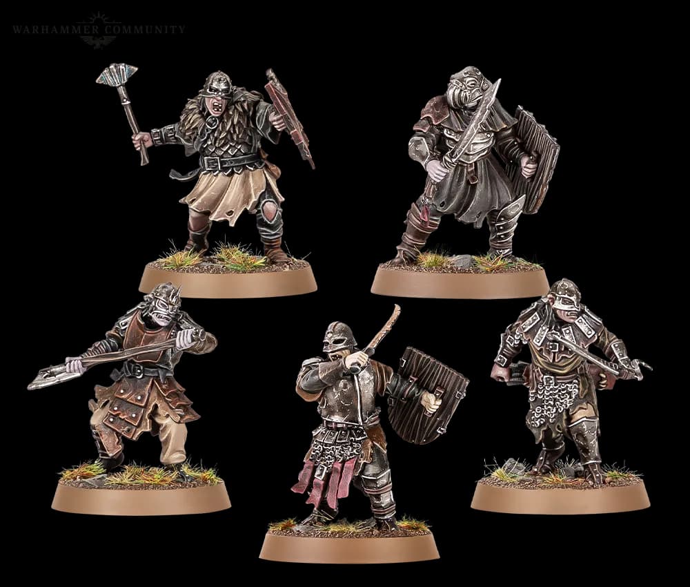 Cinq Guerriers Orques du Mordor avec armes de poing et boucliers
