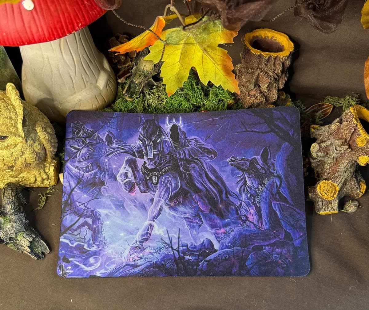 Tapis de souris illustré par Valonia : le Roi-Sorcier et les Cavaliers Noirs à cheval, les hobbits cachés sous une racine