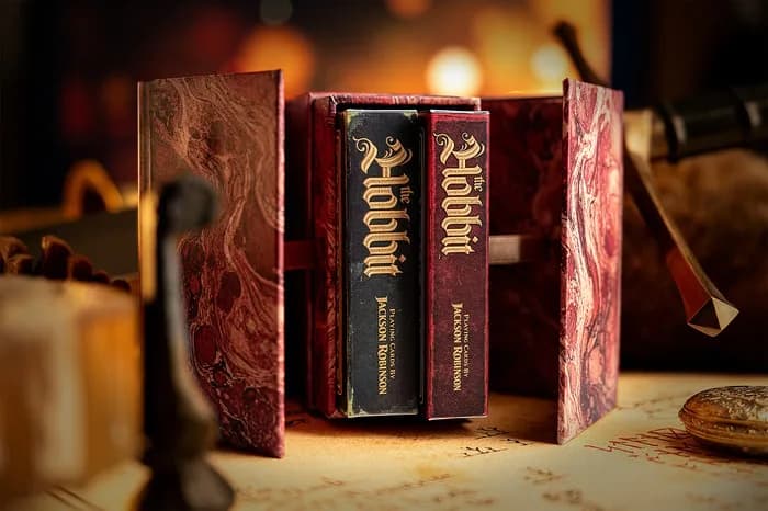 Le coffret collector ouvert, avec les deux jeux de cartes à l'intérieur