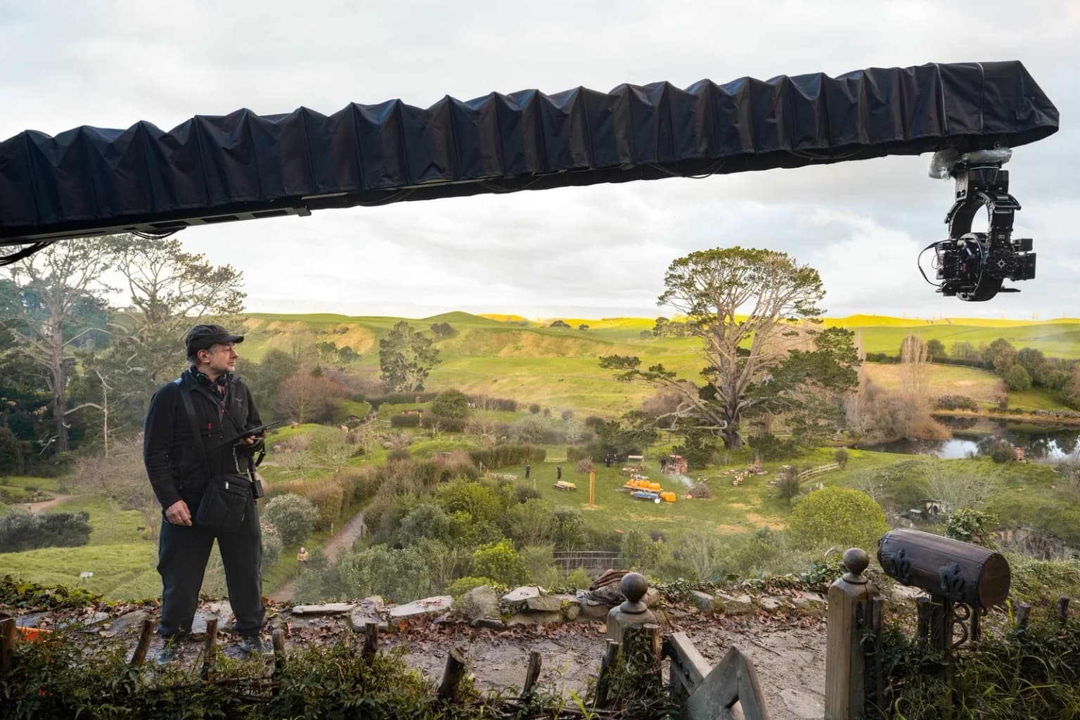 Andy Serkis supervise une prise depuis un bras de caméra télescopique surplombant Hobbiton