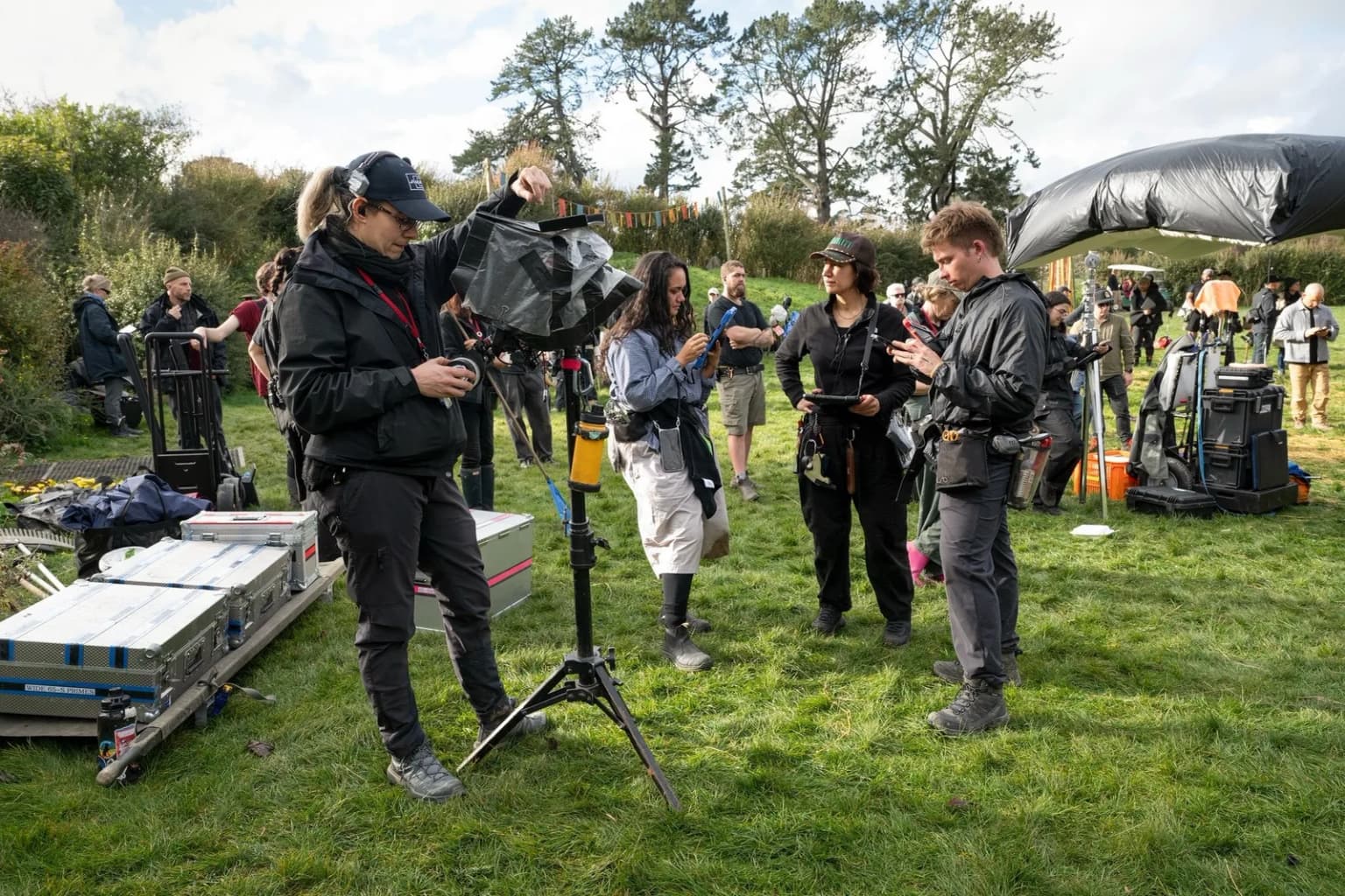 L'équipe caméra règle son matériel sur le tournage en extérieur