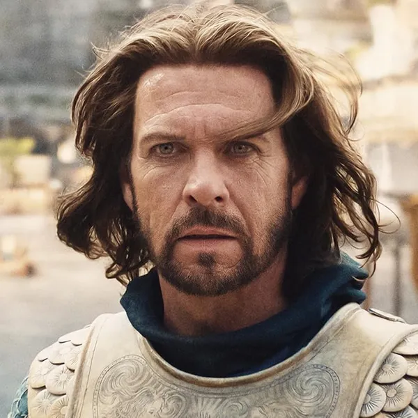 Elendil (Lloyd Owen) dans Les Anneaux de Pouvoir