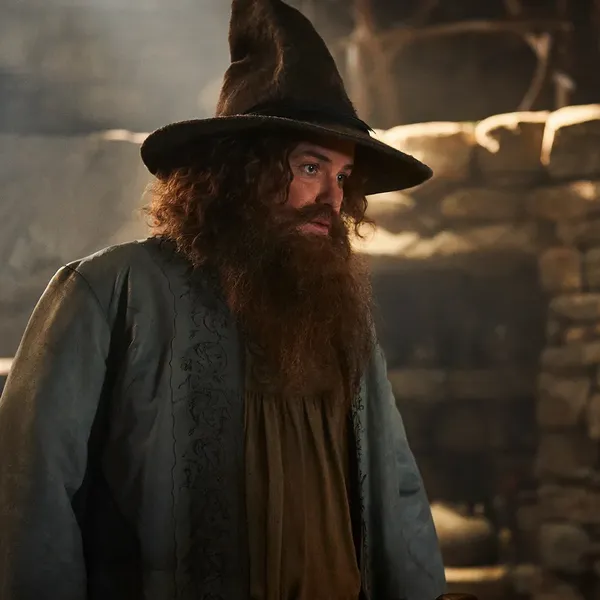 Tom Bombadil (Rory Kinnear) dans Les Anneaux de Pouvoir
