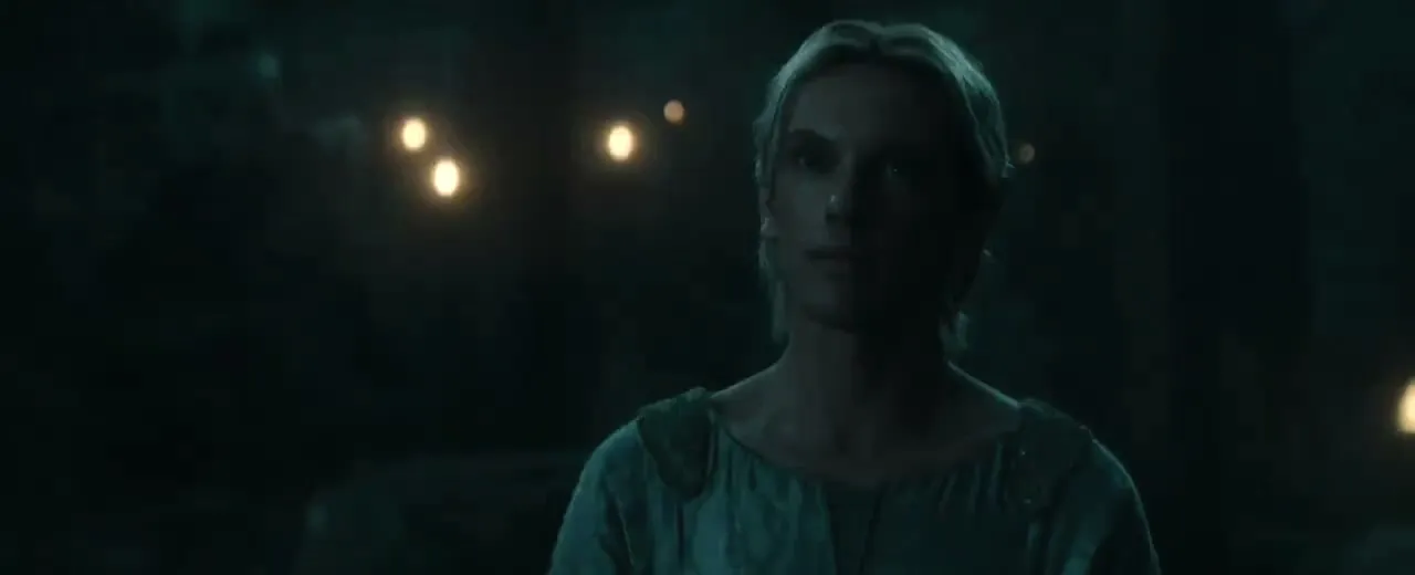 Celeborn, joué par Jamie Campbell Bower, dans une forêt éclairée de lanternes